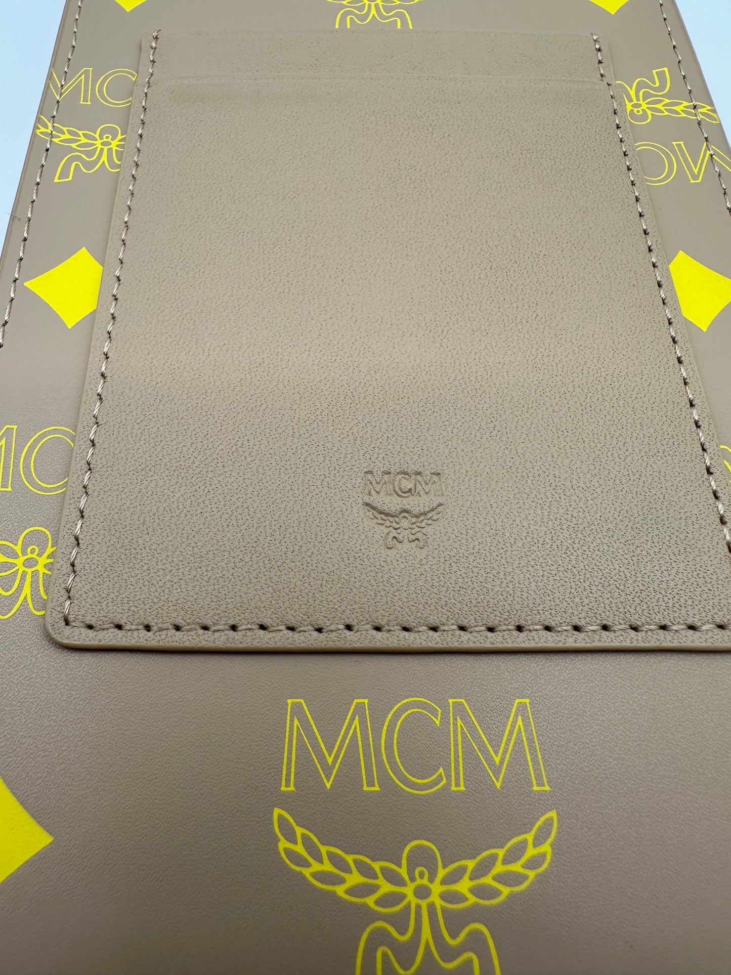 MCM Leder Handytasche (Max. iPhone Pro / 15 cm)